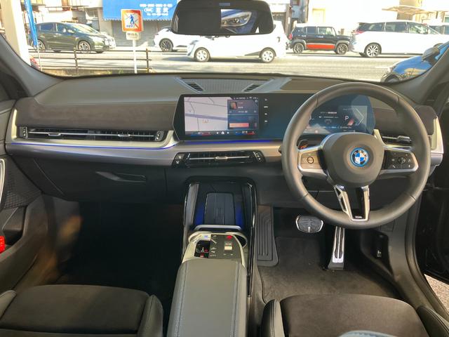 iX2 xDrive 30 Mスポーツ 新車保証付 レンタカー登録弊社デモカー ガラスサンルーフ タッチパネル式HDDナビ フロント+サイド+バック+トップビューカメラ ACC ヘッドアップディスプレイ(17枚目)