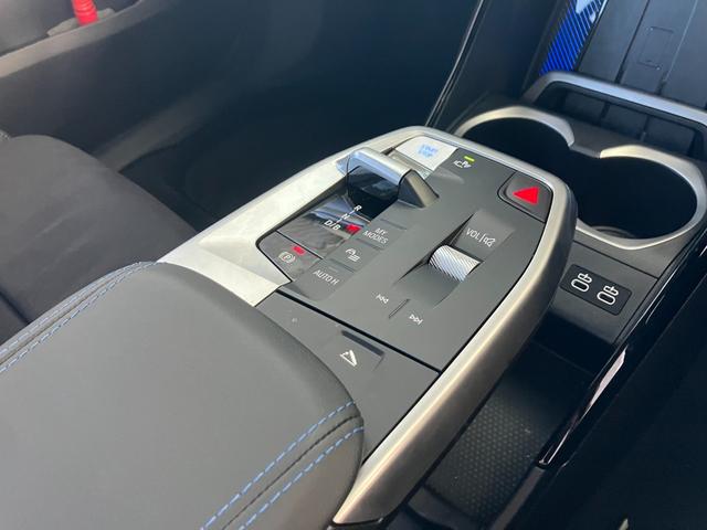 iX2 xDrive 30 Mスポーツ 新車保証付 レンタカー登録弊社デモカー ガラスサンルーフ タッチパネル式HDDナビ フロント+サイド+バック+トップビューカメラ ACC ヘッドアップディスプレイ(42枚目)