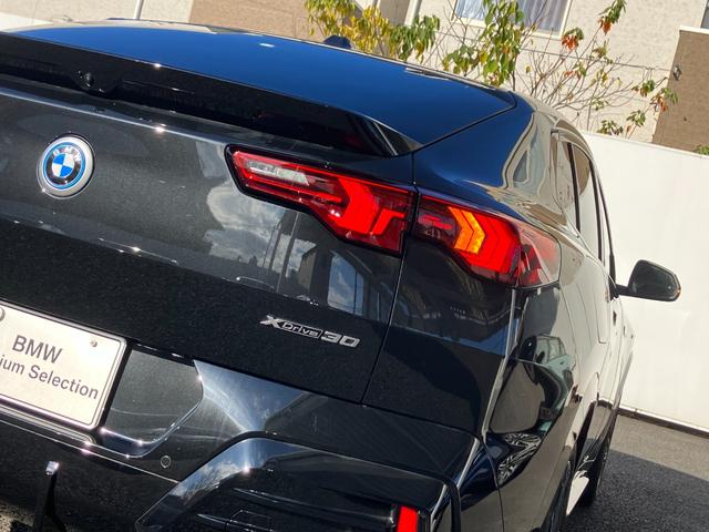 iX2 xDrive 30 Mスポーツ 新車保証付 レンタカー登録弊社デモカー ガラスサンルーフ タッチパネル式HDDナビ フロント+サイド+バック+トップビューカメラ ACC ヘッドアップディスプレイ(54枚目)