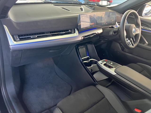 iX2 xDrive 30 Mスポーツ 新車保証付 レンタカー登録弊社デモカー ガラスサンルーフ タッチパネル式HDDナビ フロント+サイド+バック+トップビューカメラ ACC ヘッドアップディスプレイ(70枚目)