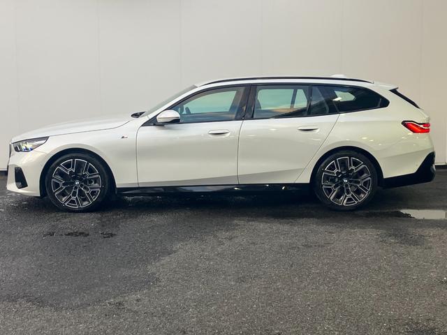 5シリーズ 523d xDriveツーリング Mスポーツ レンタカー登録弊社デモカー コンフォートドライビングパッケージ 20インチアルミ 黒レザーシート 地デジ付タッチパネル式HDDナビ ACC アダプティブサスペンション(7枚目)