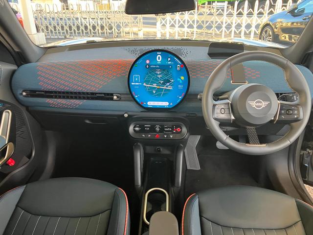 ＭＩＮＩ エースマンＳＥ　フェイバリット・トリム　弊社デモカー　フェイバードトリム　ベスキンダークペトロールシート　シートヒーター　タッチパネル式ＨＤＤナビ　ＡＣＣ　１８インチアルミ　コンフォートアクセス（12枚目）