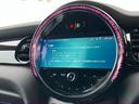 人気のヘッドアップディスプレイ!現在の車速、ナビゲーション・システムによるルート案内の矢印表示、チェック・コントロール、前車接近警告など、さまざまな情報をドライバーの視界内に直接表示いたします!