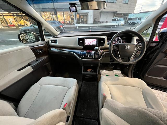 インパネ廻りの写真です。インパネＣＶＴですので、操作がしやすいです。純正ナビ付きですので、ドライブやご旅行にとても便利です。