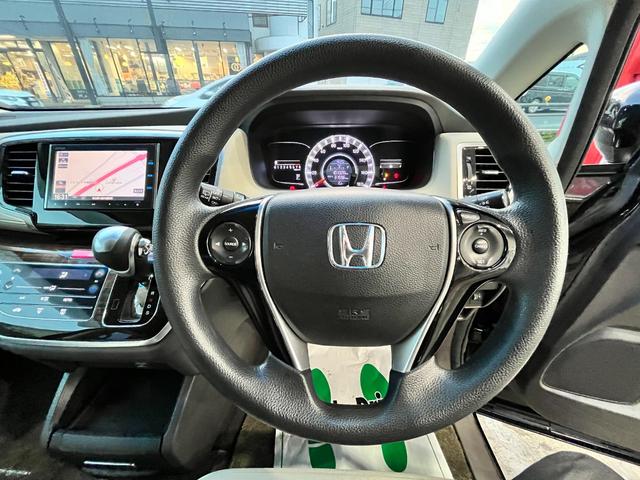 ステアリング廻りのお写真です。ステアリングの左側にはオーディオ操作スイッチ、右側にはクルーズコントロールが装備されております