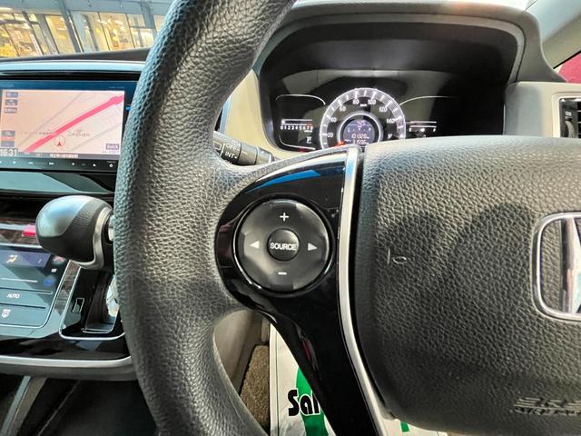 ステアリング左側にはオーディオコントロールスイッチがございます。