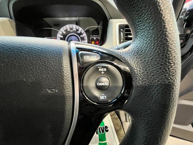 ステアリング右側にはクルーズコントロールスイッチがございます。