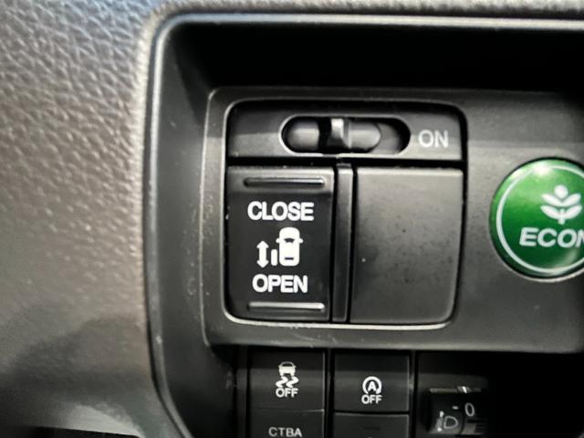 左側パワースライドドアが装着されております。