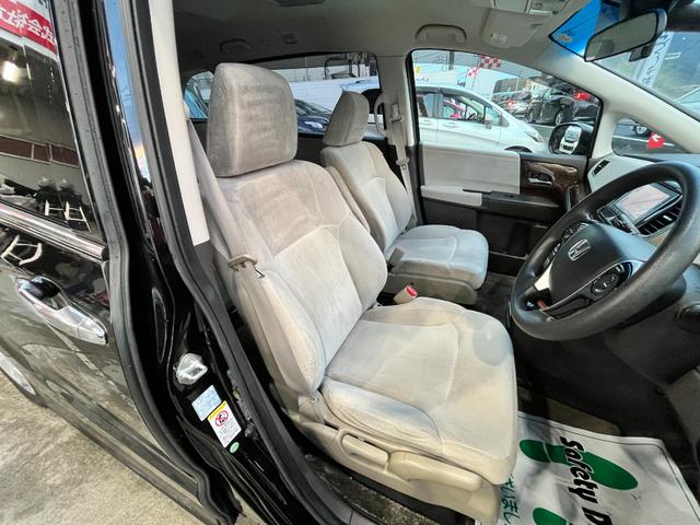 フロントシートです。運転席には座面の上下調節が可能なハイトアジャスターが装備されております。大きな痛み等が無く綺麗な状態です。