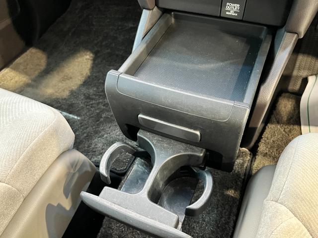 センターミニトレイにカップホルダー付き