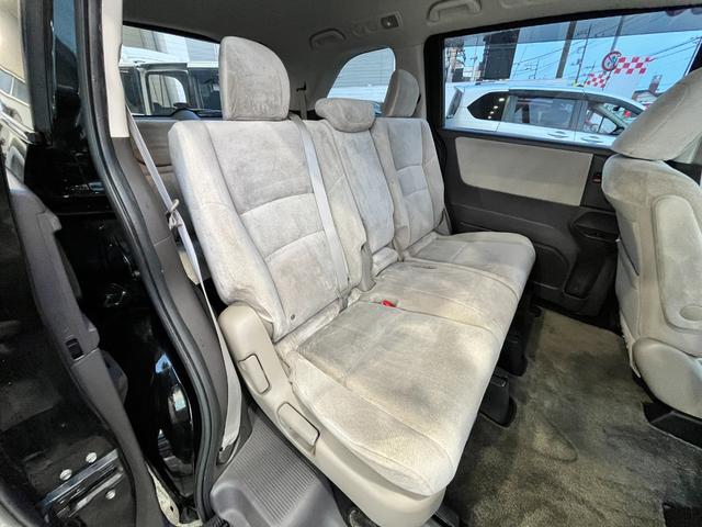 セカンドシートです。８人乗りベンチシートになります。サードシートへの乗り降りはレバー一つで可能です。ドアが大きめに開きますので、乗り降りがしやすく足元は広々としております。