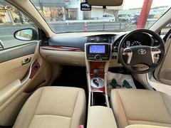 インパネ廻りの写真です。フロアーＣＶＴですので、運転がしやすいです。純正メモリーナビ付きですので、ドライブやご旅行にとても便利です。 7