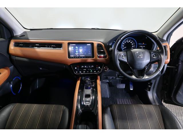 ドライバーを包み込むように、ディスプレーやスイッチ、コンソールを配置。座った瞬間から運転への期待が！空間そのものの心地よさにこだわっています。