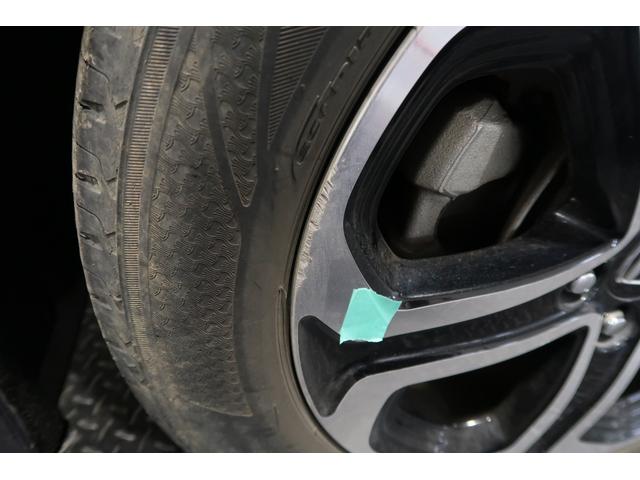 アルミホイールに傷がございます。こちらは現状での販売になります。