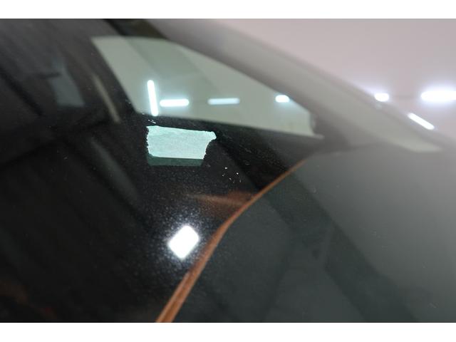 フロントガラスに飛び石による傷がございます。こちらは現状での販売になります。