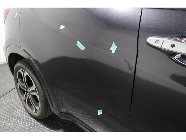 右側リヤドアに傷がございます。こちらは現状での販売になります。