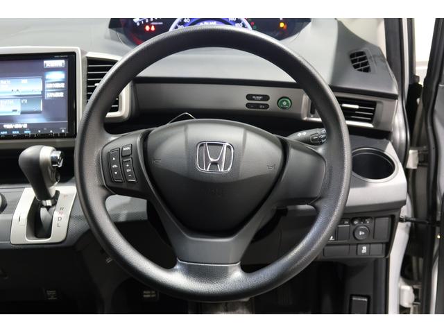 フリード Ｇジャストセレクション　ホンダ認定中古車　ワンオーナー　純正ナビ　フルセグＴＶ　ミュージックサーバー　バックカメラ　ＥＴＣ　ステアリングスイッチ　片側電動スライドドア　ＨＩＤライト　フルオートＡＣ　７人乗り　スマートキー（17枚目）