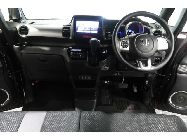 ドライバーを包み込むように、ディスプレーやスイッチ、コンソールを配置。座った瞬間から運転への期待が！空間そのものの心地よさにこだわっています。