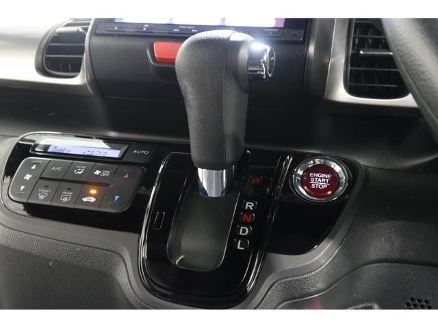 インパネシフトだから視線の移動も少なく足元もスッキリ♪運転席もゆったりしているのでゆとりを持ってドライブできますね！