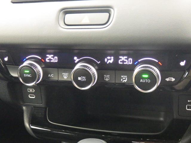 オートエアコンは左右席で独立温度コントロールが可能です。運転席はキンキンに冷やして助手席はマイルドにと言った設定が可能です☆暑さ寒さでケンカすることもなくなりますね♪