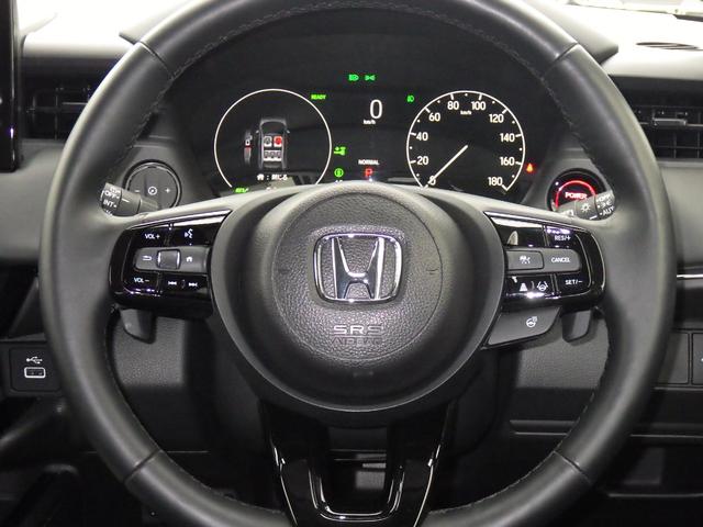 ハンドルにオーディオの操作スイッチが装備されています！視線を前方から外さずハンドルから手を離さずに操作できるのでとっても安全ですね♪