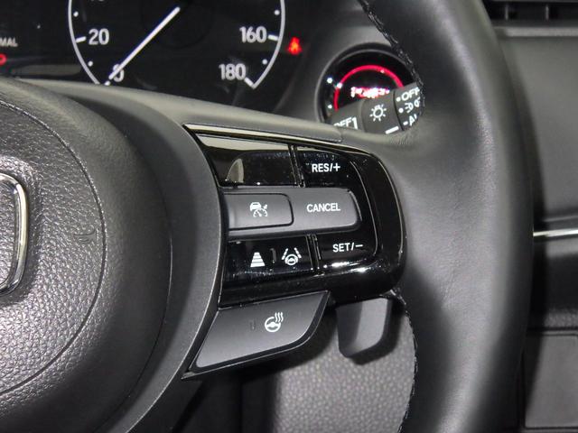 Ｈｏｎｄａセンシングの機能のひとつ、アダプティブクルーズコントロール付！アクセルから足を離しても設定したスピードと前車との車間を保ち走行してくれます！車線維持もアシスト☆高速道路で疲労軽減ですね☆