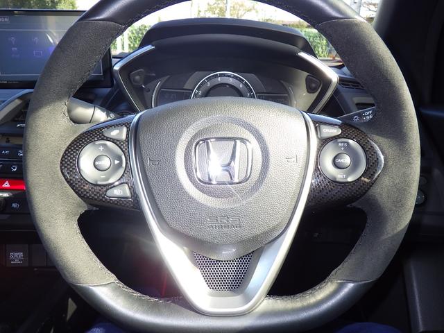 ハンドルにオーディオの操作スイッチが装備されています！視線を前方から外さずハンドルから手を離さずに操作できるのでとっても安全ですね♪