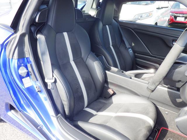 すわり心地の良い運転席・助手席です。長時間のドライブの疲れ軽減に貢献します。どうぞ快適なドライブを♪