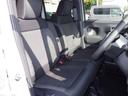 フロントは助手席と繋がったベンチシートで、運転席は高さが調整できるハイトアジャスター付きです。また、ハンドルも高さの調整が出来るチルトステアリングです