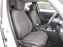 運転席は大きな座面と包み込むような背もたれが身体全体を支えます。上質なシートを採用し長時間の運転やコーナーの多い道も快適です。座ったときの頭上スペースも余裕たっぷりでロングドライブも楽チンです♪