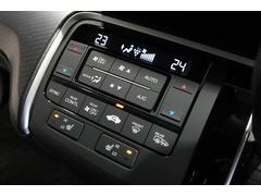 オートエアコンは左右席で独立温度コントロールが可能です。シートヒーター付きで、冷えた車内でもスイッチを押せば数秒で座面と背もたれがあたたかくなります。 7