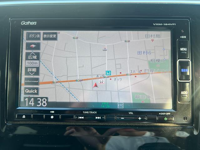 ステップワゴンスパーダ スパーダ・クールスピリットホンダセンシング　サイドエアバック　スマートキ　左右電動スライドドア　バックモニタ　地ＴＶ　ナビ＆ＴＶ　三列シート　ＵＳＢ　助手席エアバッグ　ＡＡＣ　横滑り防止機能　ＡＢＳ（5枚目）