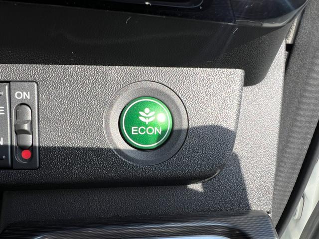 ステップワゴンスパーダ スパーダ・クールスピリットホンダセンシング　サイドエアバック　スマートキ　左右電動スライドドア　バックモニタ　地ＴＶ　ナビ＆ＴＶ　三列シート　ＵＳＢ　助手席エアバッグ　ＡＡＣ　横滑り防止機能　ＡＢＳ（8枚目）