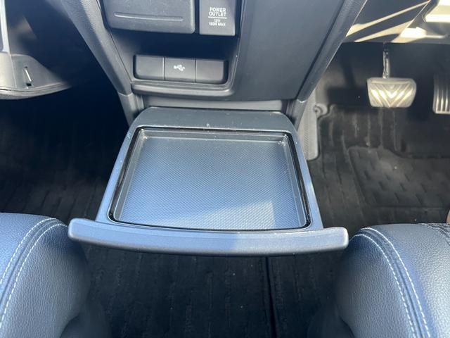 ステップワゴンスパーダ スパーダ・クールスピリットホンダセンシング　サイドエアバック　スマートキ　左右電動スライドドア　バックモニタ　地ＴＶ　ナビ＆ＴＶ　三列シート　ＵＳＢ　助手席エアバッグ　ＡＡＣ　横滑り防止機能　ＡＢＳ（12枚目）