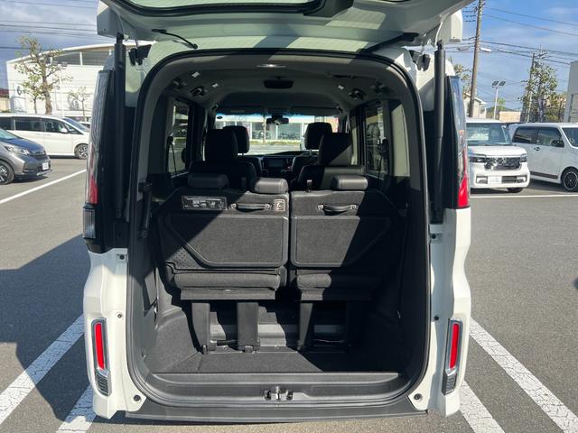 ステップワゴンスパーダ スパーダ・クールスピリットホンダセンシング　サイドエアバック　スマートキ　左右電動スライドドア　バックモニタ　地ＴＶ　ナビ＆ＴＶ　三列シート　ＵＳＢ　助手席エアバッグ　ＡＡＣ　横滑り防止機能　ＡＢＳ（20枚目）