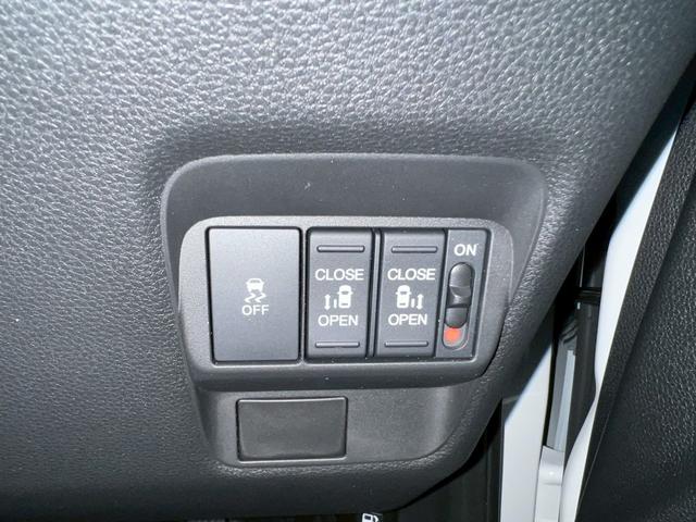 フリード エアー　クルコン　横滑り防止機能　サイドカーテンエアバック　フルオートエアコン　キーレス　衝突軽減　パワーステアリング　Ｂカメラ　ＥＴＣ　パワーウィンドウ　エアバック　ＡＢＳ　エコモード　ＵＳＢ　フルセグ（18枚目）