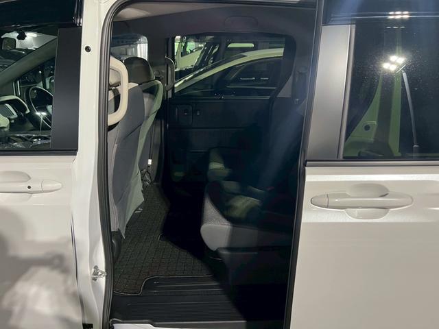 フリード エアー　クルコン　横滑り防止機能　サイドカーテンエアバック　フルオートエアコン　キーレス　衝突軽減　パワーステアリング　Ｂカメラ　ＥＴＣ　パワーウィンドウ　エアバック　ＡＢＳ　エコモード　ＵＳＢ　フルセグ（19枚目）