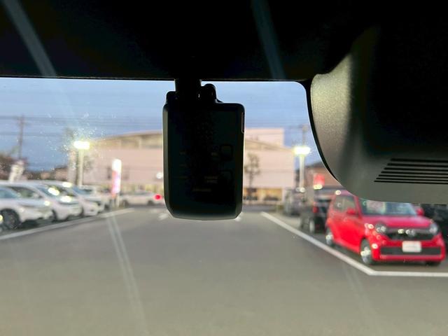 Ｎ－ＢＯＸカスタム ベースグレード　ＵＳＢ接続　Ｄレコ　ベンチシート　オートエアコン　スマートキ　ＬＥＤ　盗難防止装置　クルコン　ＥＴＣ　バックカメラ　フルセグＴＶ　パワーステアリング　エアバッグ　ＥＳＣ　フリーキー　ＣＭＢＳ　禁煙（19枚目）