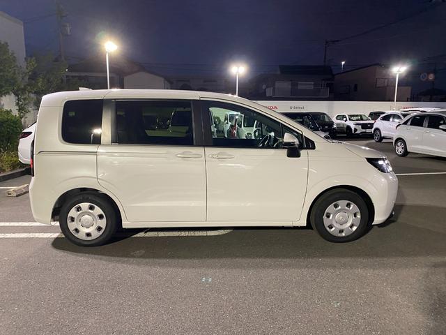 フリード エアー　クルコン　横滑り防止機能　サイドカーテンエアバック　ＵＳＢ　フルオートエアコン　３列シート　フルセグ　キーレス　ＬＥＤヘッドランプ　パワーステアリング　Ｂカメラ　スマートキー　ＥＴＣ　ＡＢＳ　禁煙（5枚目）