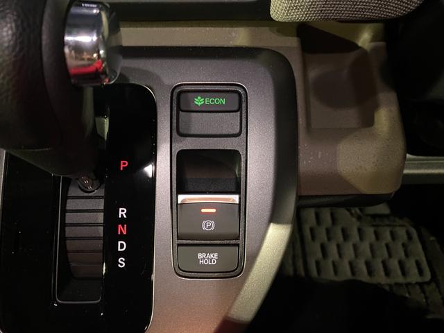 フリード エアー　クルコン　横滑り防止機能　サイドカーテンエアバック　ＵＳＢ　フルオートエアコン　３列シート　フルセグ　キーレス　ＬＥＤヘッドランプ　パワーステアリング　Ｂカメラ　スマートキー　ＥＴＣ　ＡＢＳ　禁煙（12枚目）