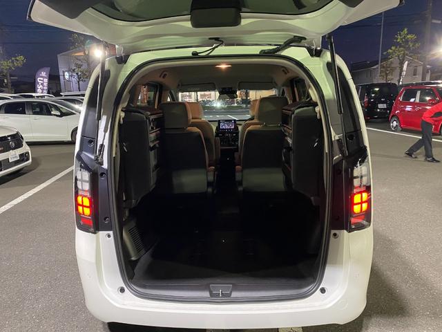 フリード エアー　クルコン　横滑り防止機能　サイドカーテンエアバック　ＵＳＢ　フルオートエアコン　３列シート　フルセグ　キーレス　ＬＥＤヘッドランプ　パワーステアリング　Ｂカメラ　スマートキー　ＥＴＣ　ＡＢＳ　禁煙（20枚目）