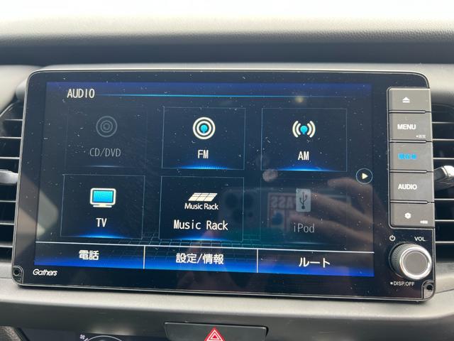 フィット ホーム 衝突軽減ブレーキ ワンオーナー リアカメ LEDライト フルセグTV 記録簿付 エアバッグ iストップ スマ-トキ- 盗難防止装置 ETC車載器 Wエアバック フルオートエアコン DVD(4枚目)