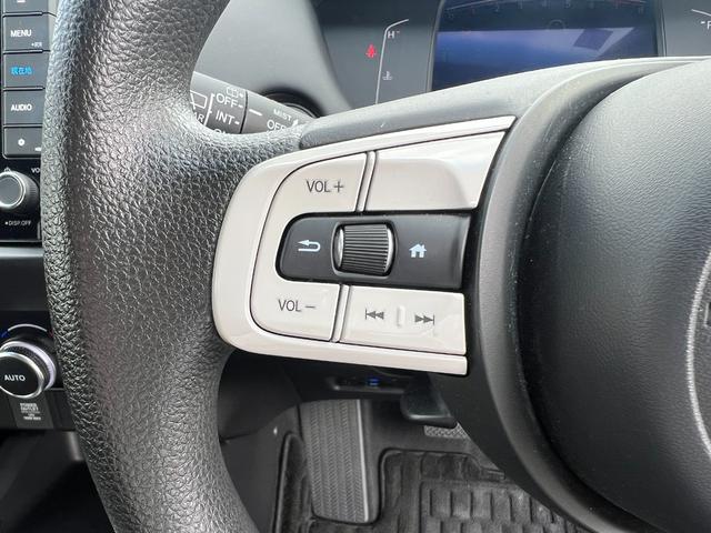 フィット ホーム 衝突軽減ブレーキ ワンオーナー リアカメ LEDライト フルセグTV 記録簿付 エアバッグ iストップ スマ-トキ- 盗難防止装置 ETC車載器 Wエアバック フルオートエアコン DVD(6枚目)