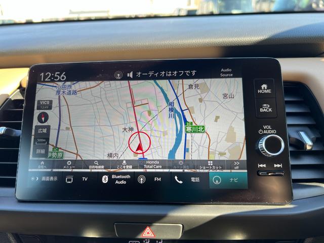 フィット リュクス　当社デモカー　禁煙車　オートエアコン　ＵＳＢ　全周囲カメラ　シートヒータ　Ｒカメラ　スマートキー　ＥＴＣ　ＶＳＡ　ＬＥＤ　盗難防止システム　アイドリングストップ　クルーズコントロール　地デジ　革シート（3枚目）