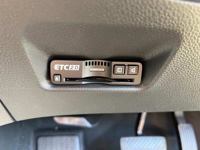 フィット リュクス　当社デモカー　禁煙車　オートエアコン　ＵＳＢ　全周囲カメラ　シートヒータ　Ｒカメラ　スマートキー　ＥＴＣ　ＶＳＡ　ＬＥＤ　盗難防止システム　アイドリングストップ　クルーズコントロール　地デジ　革シート（8枚目）