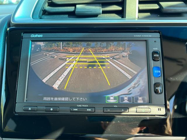 フィット １３Ｇ・Ｌホンダセンシング　ＥＴＣ車載器　ナビ＆ＴＶ　サイドカーテンエアバック　リアカメラ　エアバック　パワーウインドウ　記録簿　キーフリーシステム　ＬＥＤライト　オートエアコン　ＶＳＡ　クルコン（4枚目）