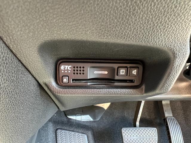 フィット １３Ｇ・Ｌホンダセンシング　ＥＴＣ車載器　ナビ＆ＴＶ　サイドカーテンエアバック　リアカメラ　エアバック　パワーウインドウ　記録簿　キーフリーシステム　ＬＥＤライト　オートエアコン　ＶＳＡ　クルコン（6枚目）