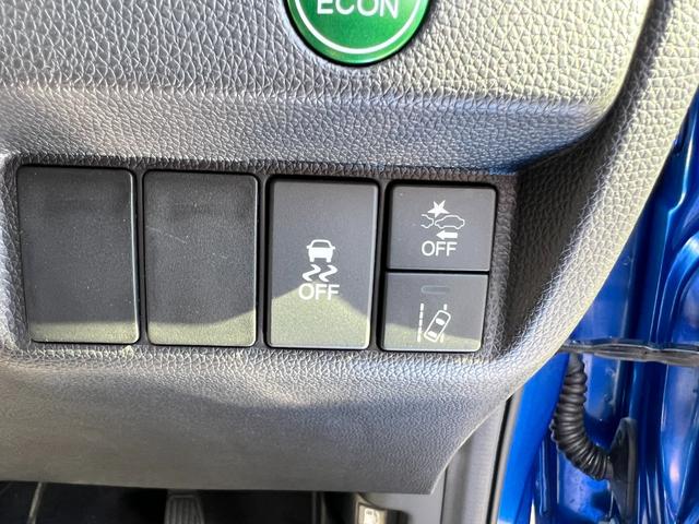 フィット １３Ｇ・Ｌホンダセンシング　ＥＴＣ車載器　ナビ＆ＴＶ　サイドカーテンエアバック　リアカメラ　エアバック　パワーウインドウ　記録簿　キーフリーシステム　ＬＥＤライト　オートエアコン　ＶＳＡ　クルコン（7枚目）