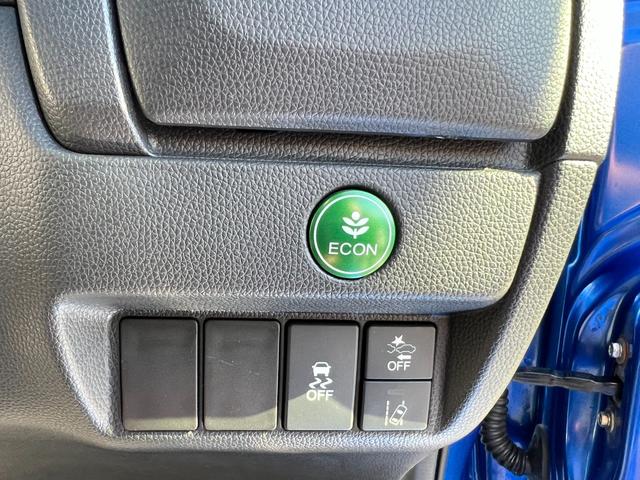 フィット １３Ｇ・Ｌホンダセンシング　ＥＴＣ車載器　ナビ＆ＴＶ　サイドカーテンエアバック　リアカメラ　エアバック　パワーウインドウ　記録簿　キーフリーシステム　ＬＥＤライト　オートエアコン　ＶＳＡ　クルコン（8枚目）