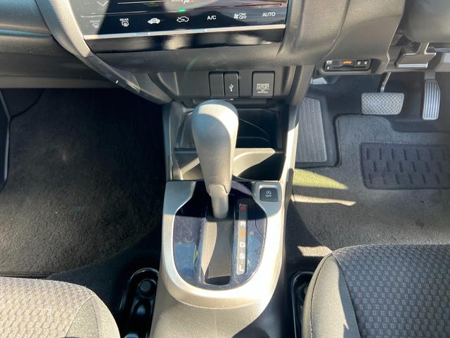 フィット １３Ｇ・Ｌホンダセンシング　ＥＴＣ車載器　ナビ＆ＴＶ　サイドカーテンエアバック　リアカメラ　エアバック　パワーウインドウ　記録簿　キーフリーシステム　ＬＥＤライト　オートエアコン　ＶＳＡ　クルコン（10枚目）